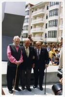 1999 junio. Jorge Oteiza, Imanol Murua y Francisco Escudero posan el día de la inauguración de la escultura de Jorge Otaiza en San Pelayo (Zarautz)